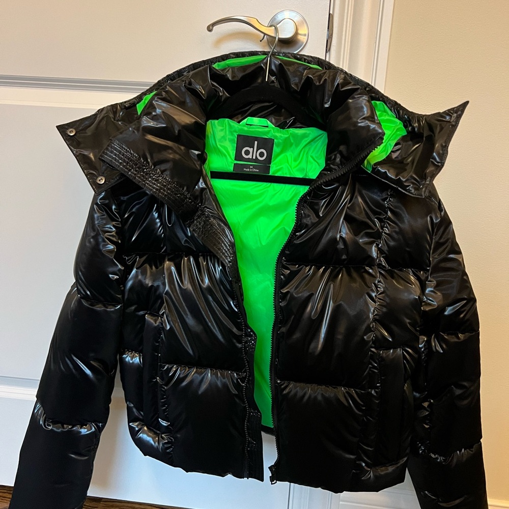 Alo Pearlized Pristine Cropped Puffer